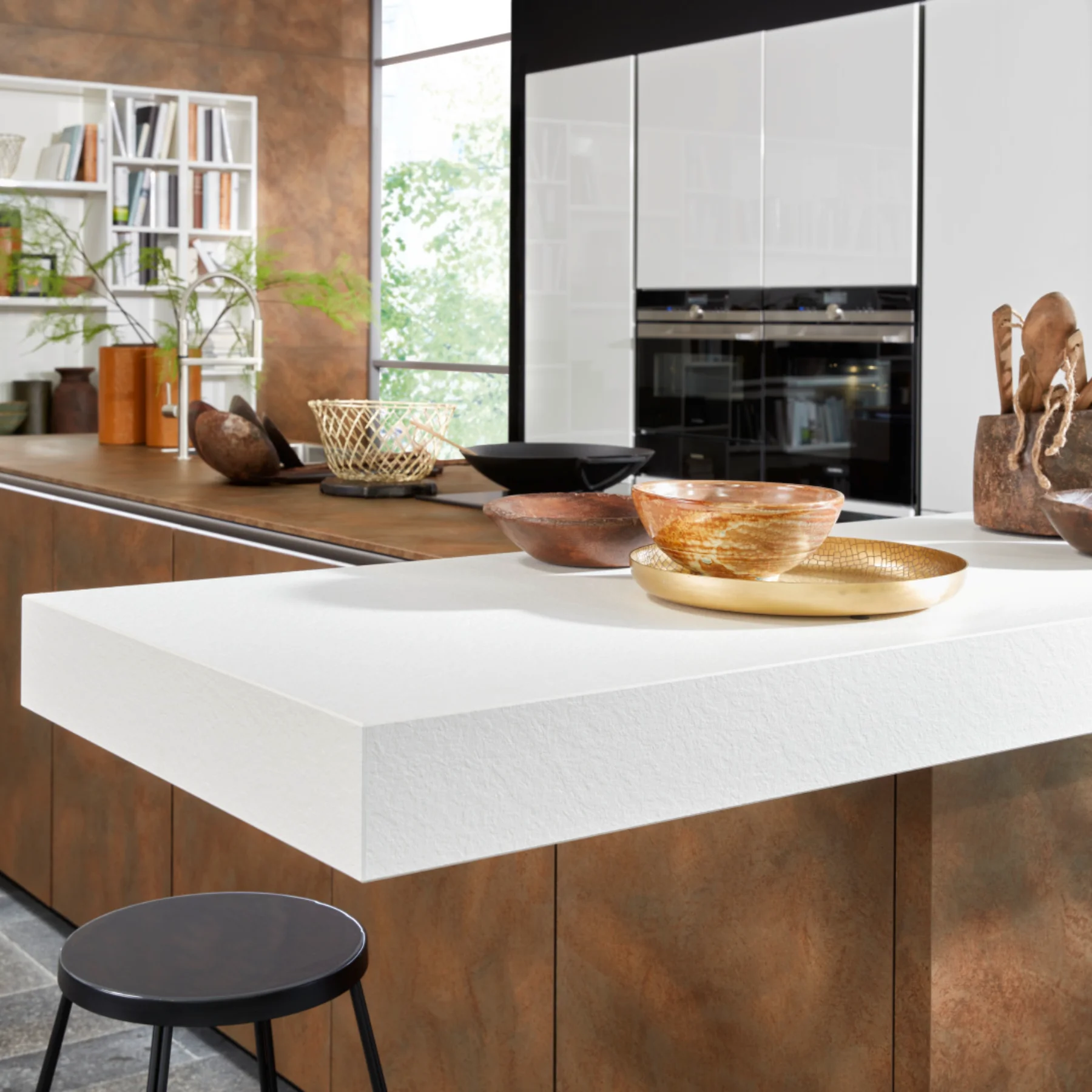 Handleless kitchen shows color: White and metal